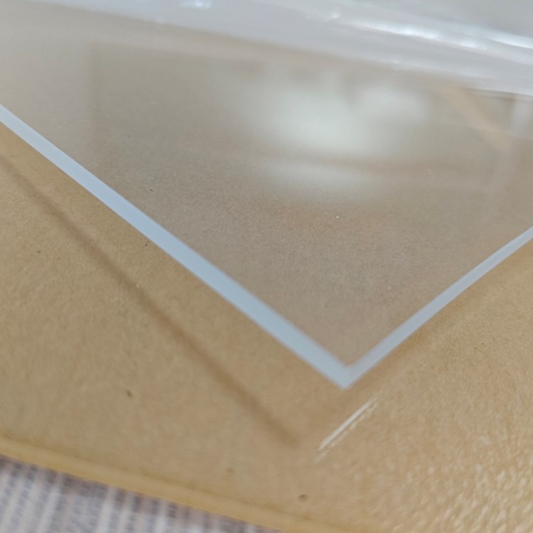 Pourquoi la feuille acrylique transparente coulée de 3 mm devient-elle le choix le plus préféré pour les applications industrielles et de design modernes